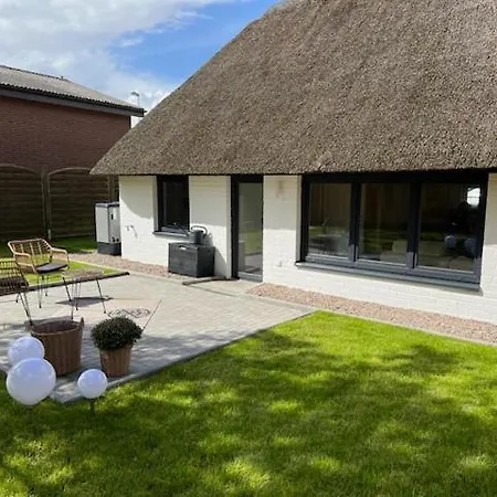 Gemuetliches Reetdachhaus * Oesterdeichstrich