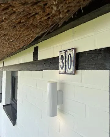 Gemuetliches Reetdachhaus * Oesterdeichstrich